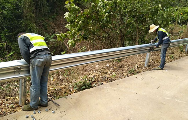 桂林高速公路护栏的定期维护与保养